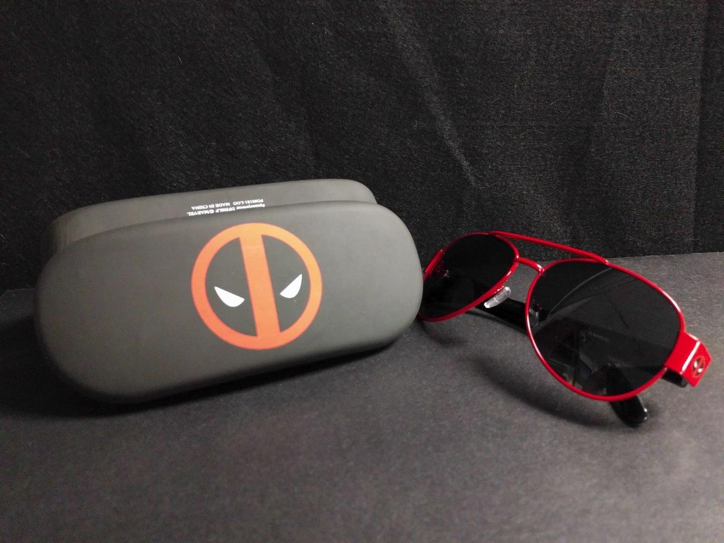 Marvel Deadpool Aviator Sunglasses with Hardshell Case Lootcrate Exclu Comic Warehouse