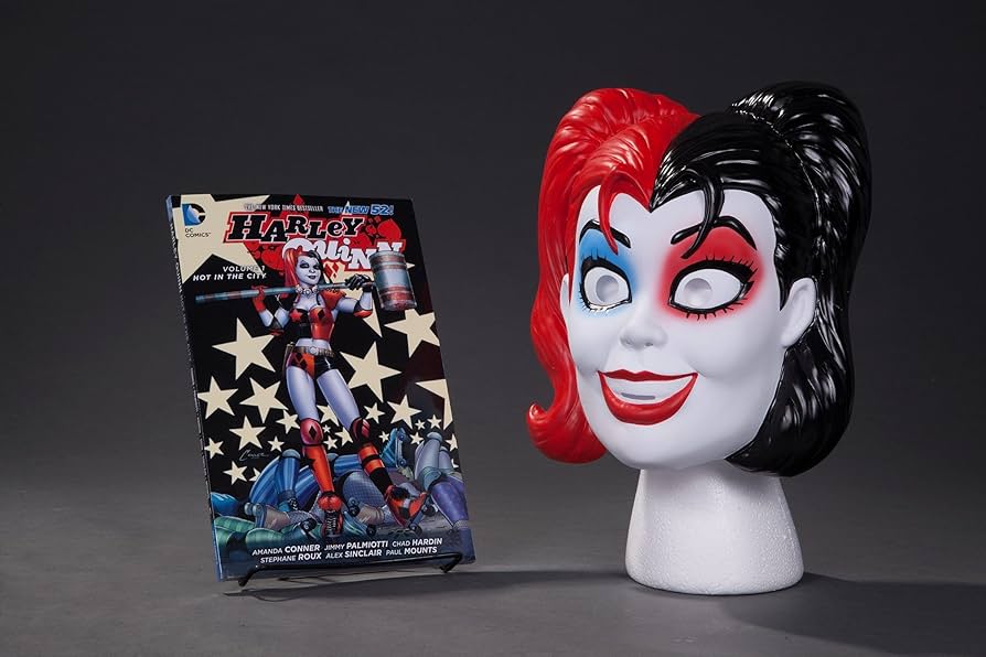 DC Comics - Harley Quinn Comic Book and Mask Set - Vol. 1 Hot in the City