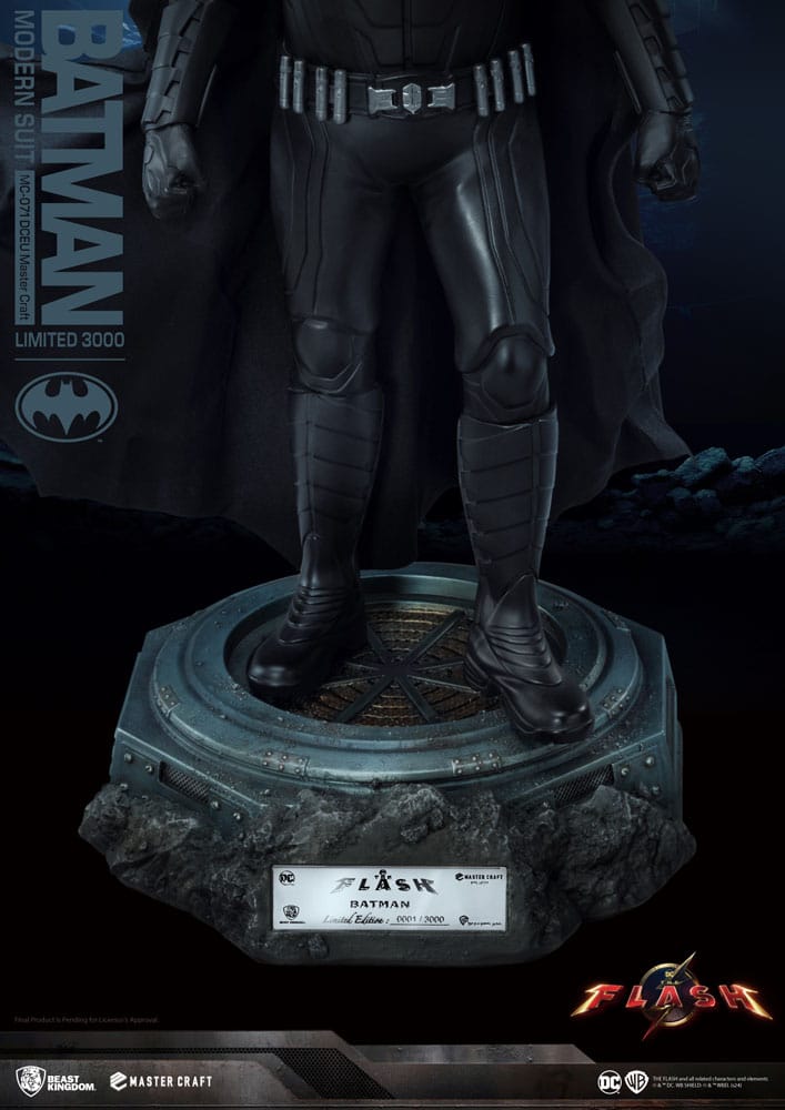 Batman Modern Suit 42 cm Master Craft Statue